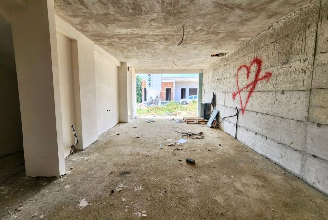 Luxury villas for sale in Tirana 4+1, Emty