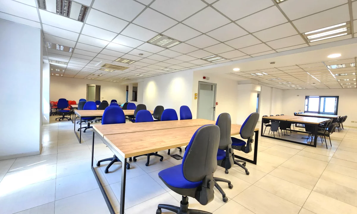 ZYRE ME Qira ,Open Space:📍 Qender/ Fillim Rruges Durresit ( fiks mbrapa dyanit te luleve) 110 m2 || 780 euro🔥