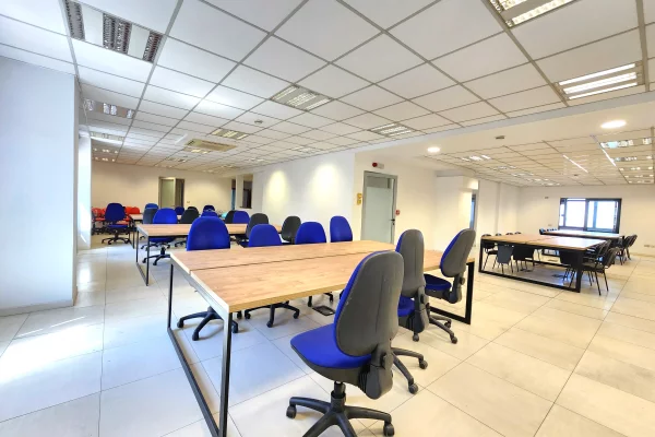 ZYRË ME Qira ,Open Space:📍 Qendër/ Fillim Rrugës Durrësit ( fiks mbrapa dyanit të luleve) 110 m2 || 780 euro🔥