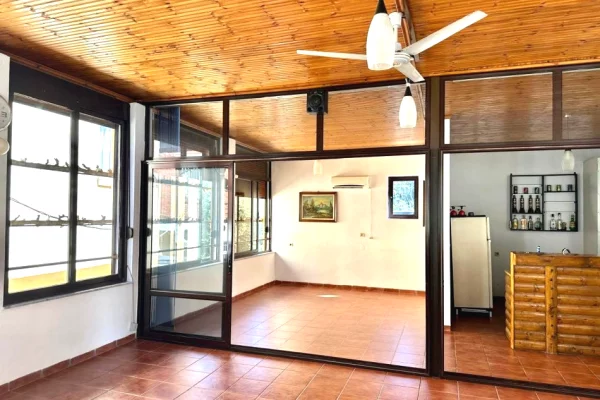 Ambient biznesi me qera 3+1 ne Tirane - 570 Euro