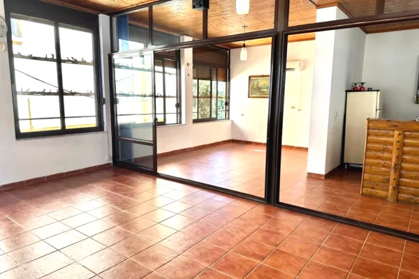 Ambient biznesi me qera 3+1 ne Tirane - 570 Euro