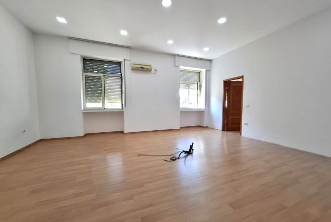 Ambient biznesi me qera 3+1 ne Tirane - 6,000 Euro