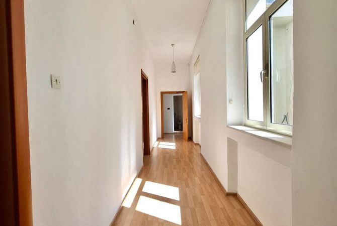 Ambient biznesi me qera 3+1 ne Tirane - 6,000 Euro