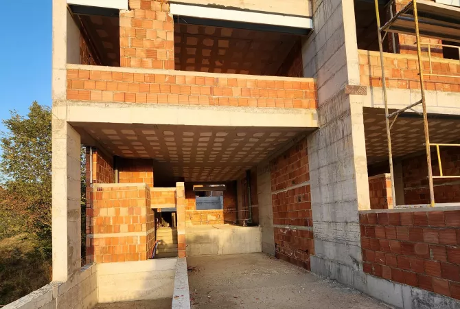 Shtepi ne shitje Vila Luksoze ne Tirane, 3+1, Mobilimi Bosh, pa mobiluar, Pagesa 540,000  Euro.