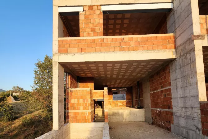 Shtepi ne shitje Vila Luksoze ne Tirane, 3+1, Mobilimi Bosh, pa mobiluar, Pagesa 540,000  Euro.