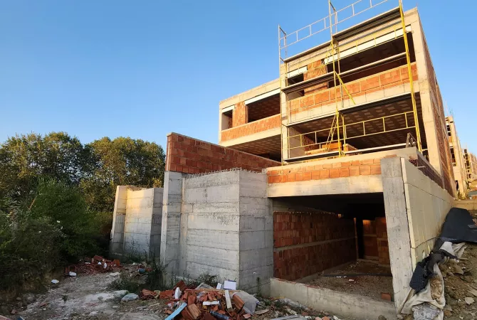 Shtepi ne shitje Vila Luksoze ne Tirane, 3+1, Mobilimi Bosh, pa mobiluar, Pagesa 540,000  Euro.