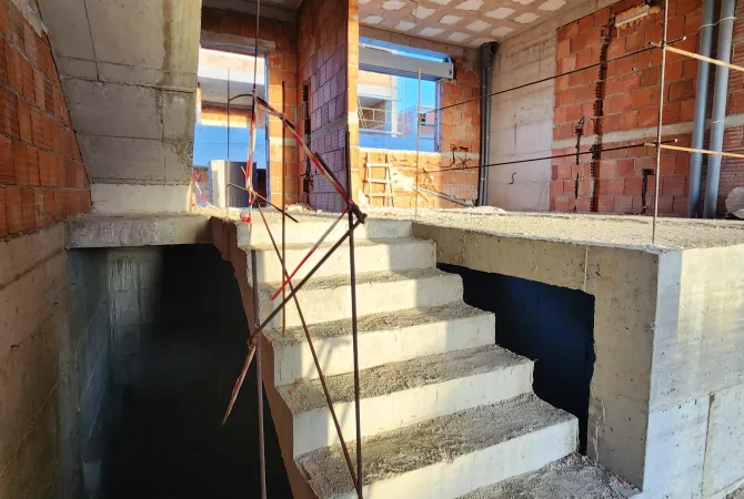 Shtepi ne shitje Vila Luksoze ne Tirane, 3+1, Mobilimi Bosh, pa mobiluar, Pagesa 540,000  Euro.