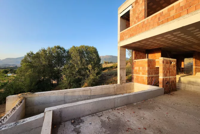 Shtepi ne shitje Vila Luksoze ne Tirane, 3+1, Mobilimi Bosh, pa mobiluar, Pagesa 540,000  Euro.