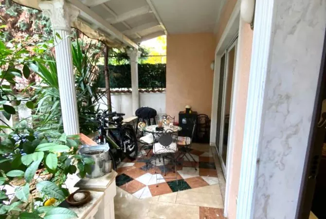 Shtepi me qera Apartament ne Tirane, 3+1, Mobilimi E mobiluar, Pagesa 1,000  Euro.