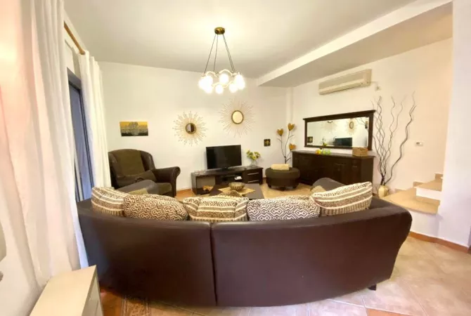 Shtepi me qera Apartament ne Tirane, 3+1, Mobilimi E mobiluar, Pagesa 1,000  Euro.