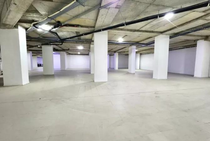 Ambiente Commerciale in Affitto 1+1 a Tirana - 9,500 Euro