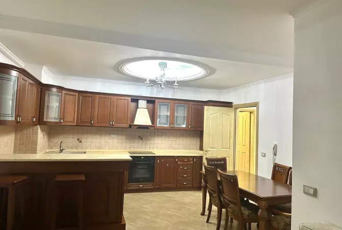 Shtepi me qera 2+1 ne Tirane - 870 Euro
