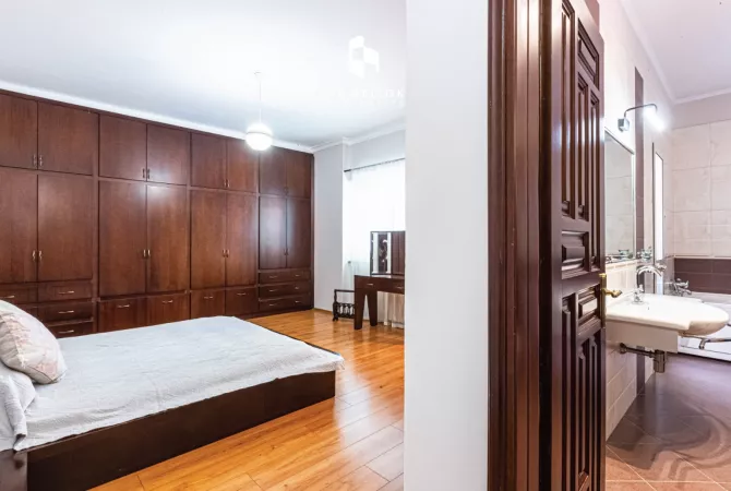 Shtepi me qera 2+1 ne Tirane - 1,300 Euro
