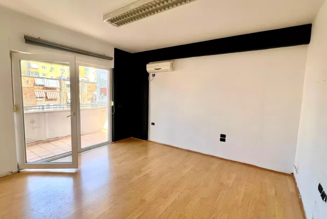 Business Property for Rent 3+1 in Tirana - 800 Euro
