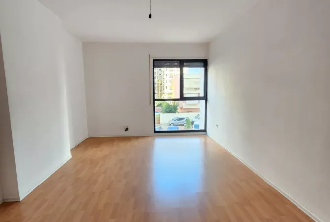 Ambient biznesi me qera 3+1 ne Tirane - 800 Euro