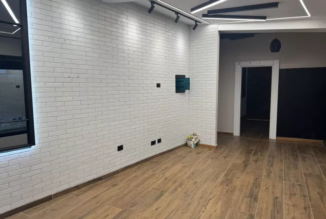 Business Property for Rent 3+1 in Tirana - 70,000 Leke