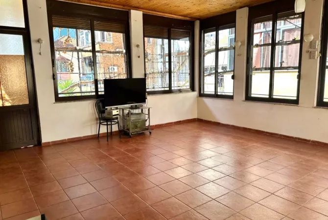 Ambient biznesi me qera 1+1 ne Tirane - 800 Euro