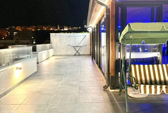 Shtepi ne shitje Penthose(kati i fundit panoramik) ne Tirane, 2+1, Mobilimi E mobiluar, Pagesa 300,000  Euro.