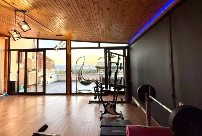 Shtepi ne shitje Penthose(kati i fundit panoramik) ne Tirane, 2+1, Mobilimi E mobiluar, Pagesa 300,000  Euro.