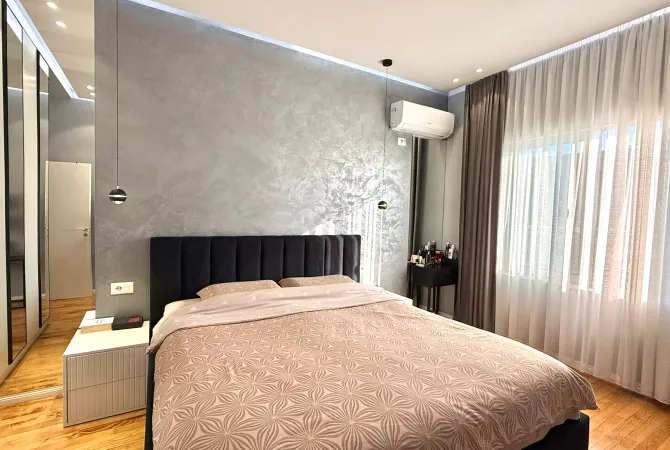 Shtepi ne shitje Penthose(kati i fundit panoramik) ne Tirane, 2+1, Mobilimi E mobiluar, Pagesa 300,000  Euro.