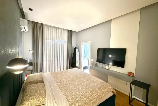 Shtepi ne shitje Penthose(kati i fundit panoramik) ne Tirane, 2+1, Mobilimi E mobiluar, Pagesa 300,000  Euro.