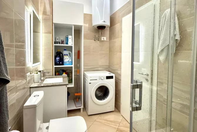 Shtepi ne shitje Penthose(kati i fundit panoramik) ne Tirane, 2+1, Mobilimi E mobiluar, Pagesa 300,000  Euro.