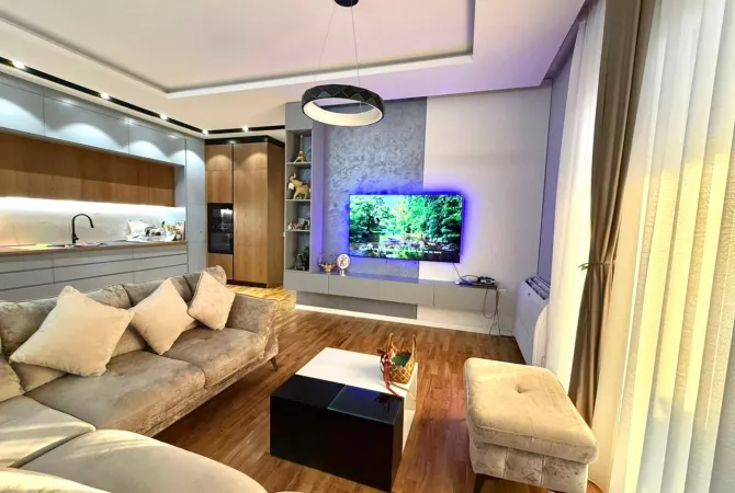 Shtepi ne shitje Penthose(kati i fundit panoramik) ne Tirane, 2+1, Mobilimi E mobiluar, Pagesa 300,000  Euro.