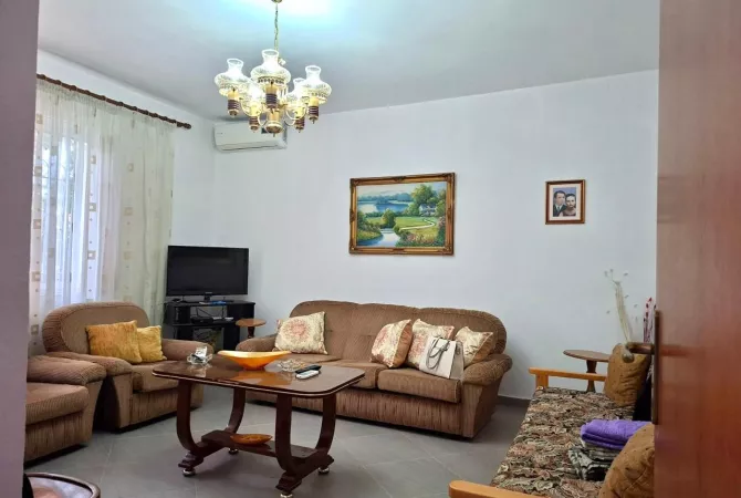 Shtepi me qera 2+1 ne Tirane - 60,000 Leke