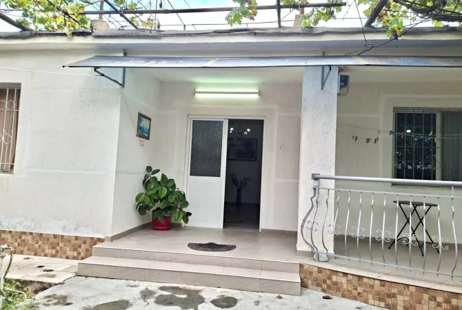 Shtepi me qera 2+1 ne Tirane - 60,000 Leke