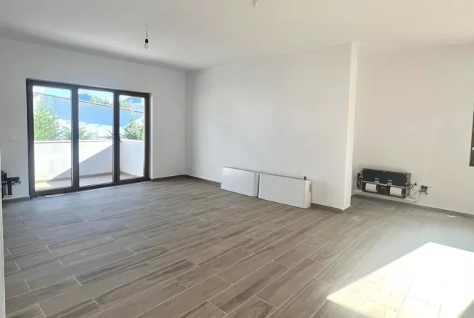 Shtepi me qera 7+1 ne Tirane - 4,500 Euro
