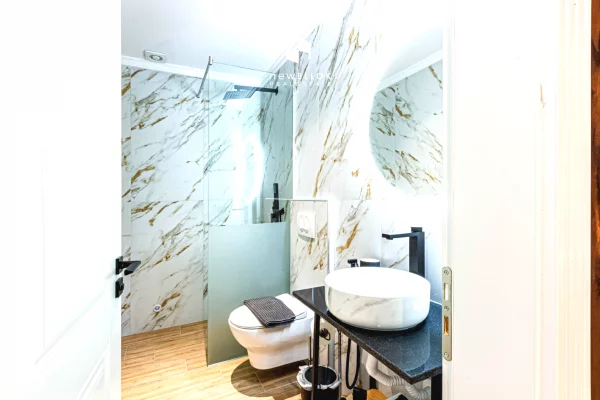 🏨 Hotel Modern Ne Shitje - Korce, Rr. e Vilave | me Pamje mbi gjithe Korcen | 1,500,000 Euro🔥