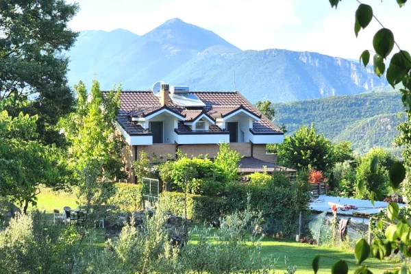 Shtepi ne shitje Vila Luksoze ne Tirane, 6+1, Mobilimi E mobiluar, Pagesa 1,500,000  Euro.