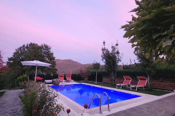 Shtepi ne shitje Vila Luksoze ne Tirane, 6+1, Mobilimi E mobiluar, Pagesa 1,500,000  Euro.