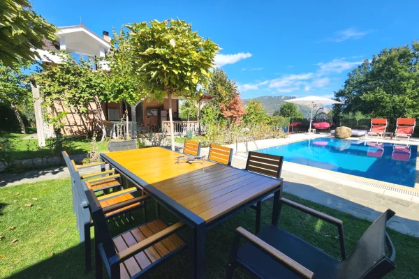 Shtepi ne shitje Vila Luksoze ne Tirane, 6+1, Mobilimi E mobiluar, Pagesa 1,500,000  Euro.