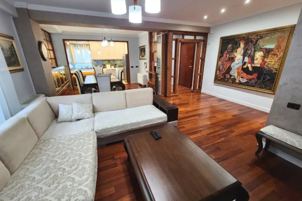 Shtepi me qera 3+1 ne Tirane - 1,800 Euro