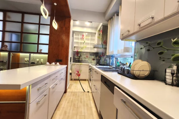 Shtepi me qera 3+1 ne Tirane - 1,800 Euro