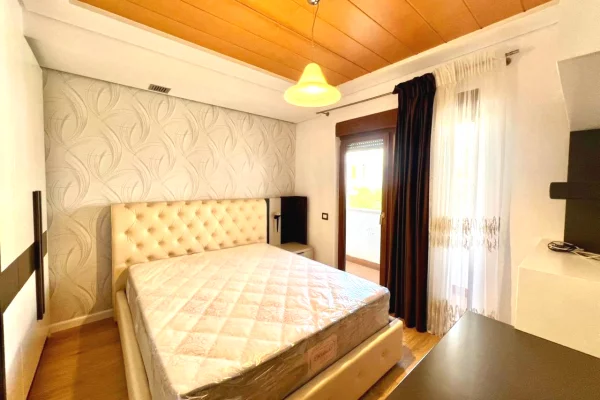 Shtepi me qera 3+1 ne Tirane - 2,500 Euro