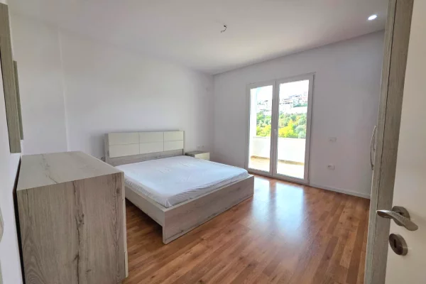 Shtepi me qera 2+1 ne Tirane - 680 Euro