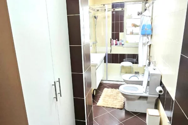 Shtepi me qera Apartament ne Tirane, 3+1, Mobilimi E mobiluar, Pagesa 1,000  Euro.