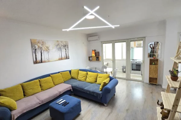 Shtepi me qera Apartament ne Tirane, 3+1, Mobilimi E mobiluar, Pagesa 1,000  Euro.