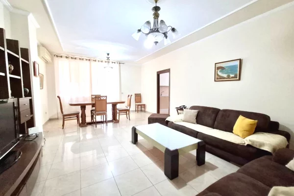 Shtepi me qera Apartament ne Tirane, 3+1, Mobilimi E mobiluar, Pagesa 680  Euro.