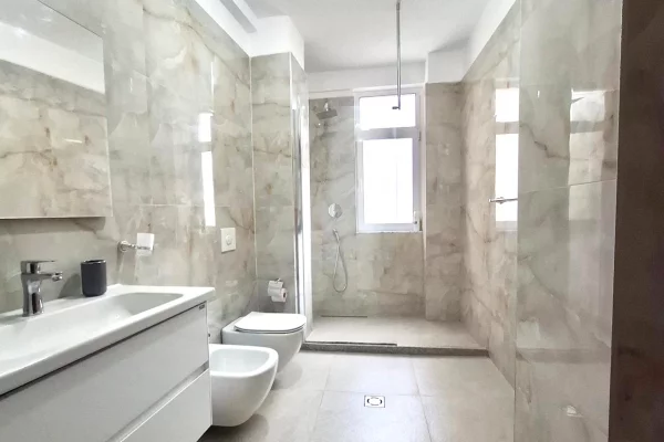 Shtepi me qera Apartament ne Tirane, 3+1, Mobilimi E mobiluar, Pagesa 680  Euro.