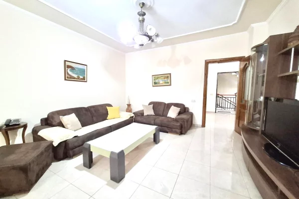 Shtepi me qera Apartament ne Tirane, 3+1, Mobilimi E mobiluar, Pagesa 680  Euro.