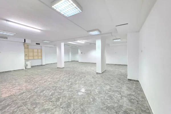 Ambiente Commerciale in Vendita 4+1 a Tirana - 200,000 Euro
