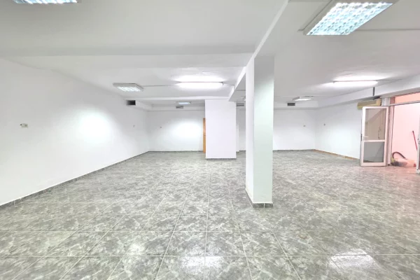 Ambiente Commerciale in Vendita 4+1 a Tirana - 200,000 Euro