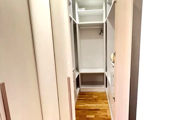 Shtepi me qera 2+1 ne Tirane - 1,200 Euro