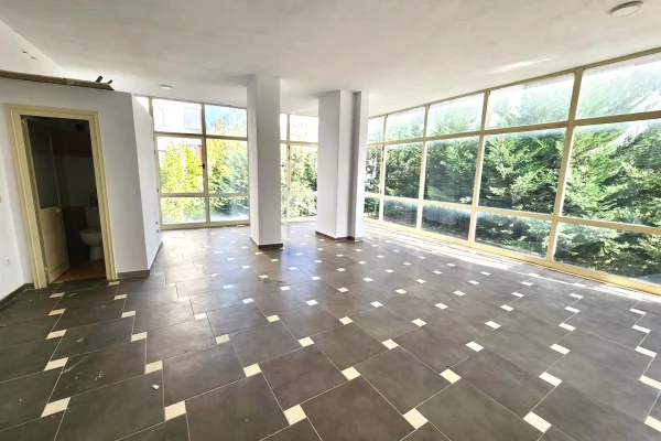 Me qera: Zyre 72m2 || 📍(Astir - 2 Palmat ,ne rruge kryesore) || Fasad xhami || 350 euro / Neto