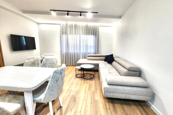 Shtepi me qera 3+1 ne Tirane - 1,200 Euro