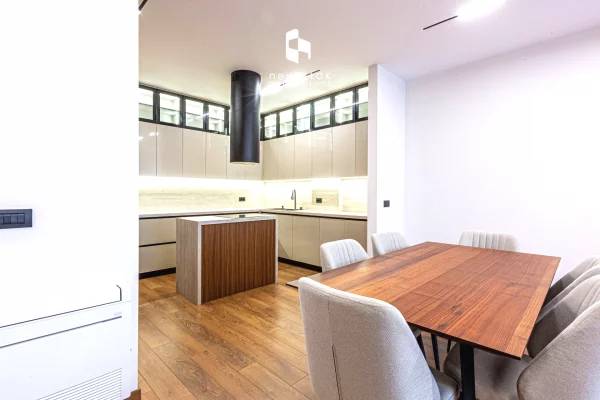 Shtepi me qera Vila Luksoze ne Tirane, 4+1, Mobilimi E mobiluar, Pagesa 4,000  Euro.