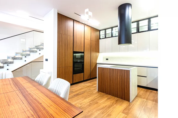 Shtepi me qera Vila Luksoze ne Tirane, 4+1, Mobilimi E mobiluar, Pagesa 4,000  Euro.